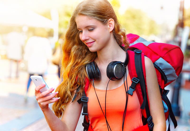 Smartphone con il navigatore di GPS in mani della ragazza turistica con lo zaino fotografia stock libera da diritti