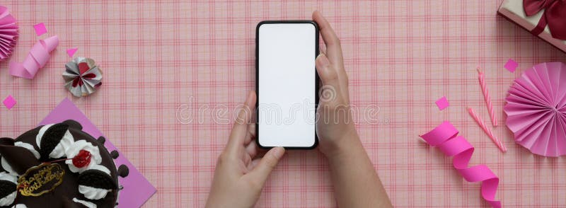 Smartphone con schermo bianco su sfondo di disegno rosa fotografie stock