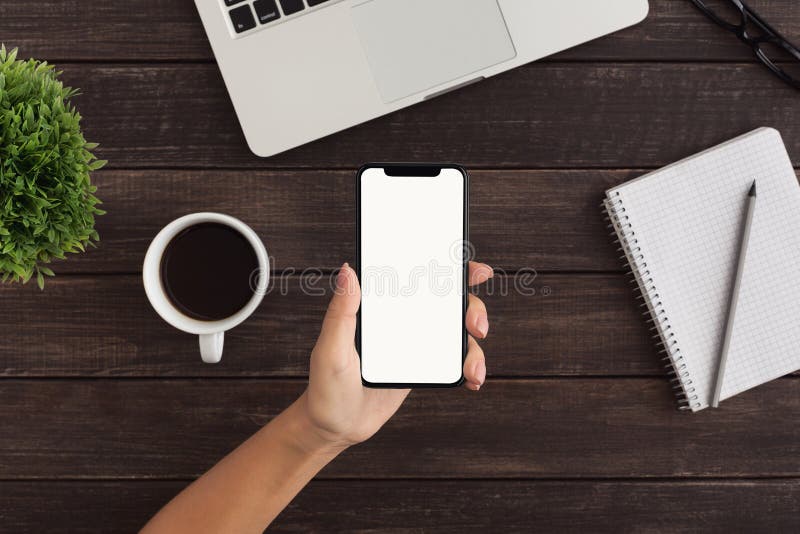 Smartphone da terra arrendada da mão com conceito da tecnologia do blockchain fotografia de stock Smartphone da terra arrendada da mão com conceito da tecnologia do blockchain fotografia de stock