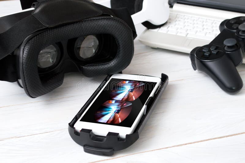 Smartphone, das auf Schreibtisch legt und vorbereitet, mit VR zu spielen, googelt stockbild