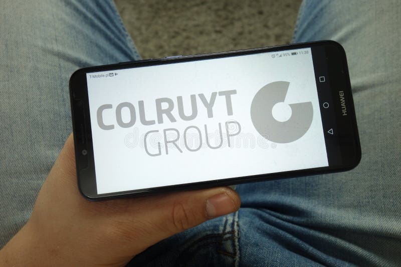 Smartphone de la tenencia del hombre con el logotipo del grupo de Colruyt El grupo de Colruyt es una familia belga posey? la soci fotografía de archivo libre de regalías Smartphone de la tenencia del hombre con el logotipo del grupo de Colruyt El grupo de Colruyt es una familia belga posey? la soci fotografía de archivo libre de regalías
