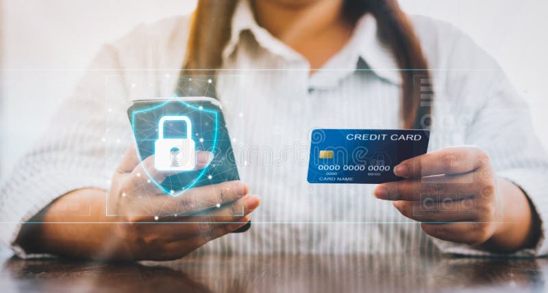 Smartphone de la tenencia de la mujer y tarjeta de crédito con el icono del candado en Internet cibernético y establecimiento de imágenes de archivo libres de regalías Smartphone de la tenencia de la mujer y tarjeta de crédito con el icono del candado en Internet cibernético y establecimiento de imágenes de archivo libres de regalías