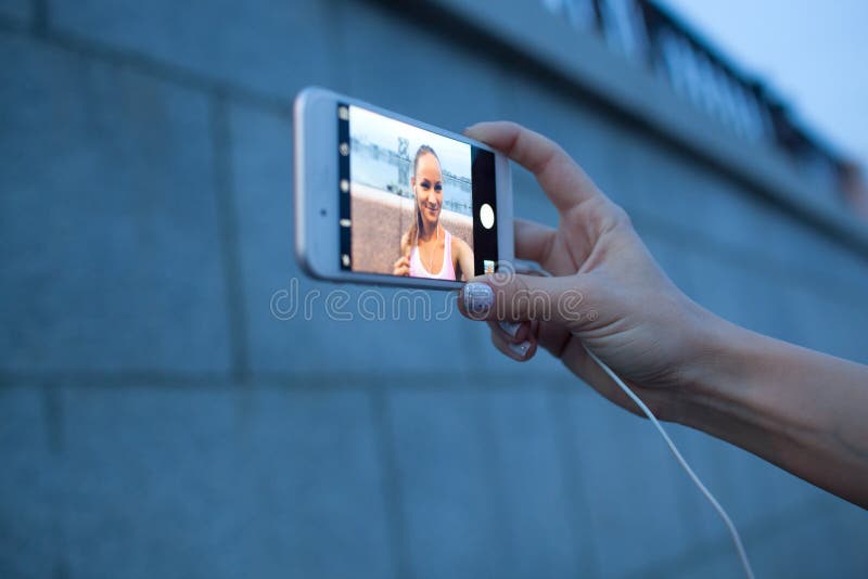 Smartphone del primer en la mano de la mujer que hace el selfie fotografía de archivo libre de regalías Smartphone del primer en la mano de la mujer que hace el selfie fotografía de archivo libre de regalías