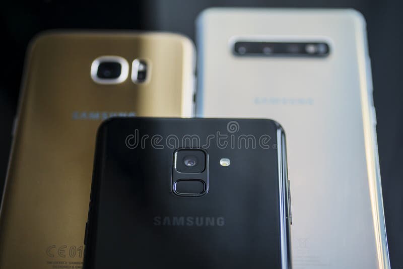 Smartphone del Samsung Galaxy de las generaciones de la variedad imagen de archivo Smartphone del Samsung Galaxy de las generaciones de la variedad imagen de archivo