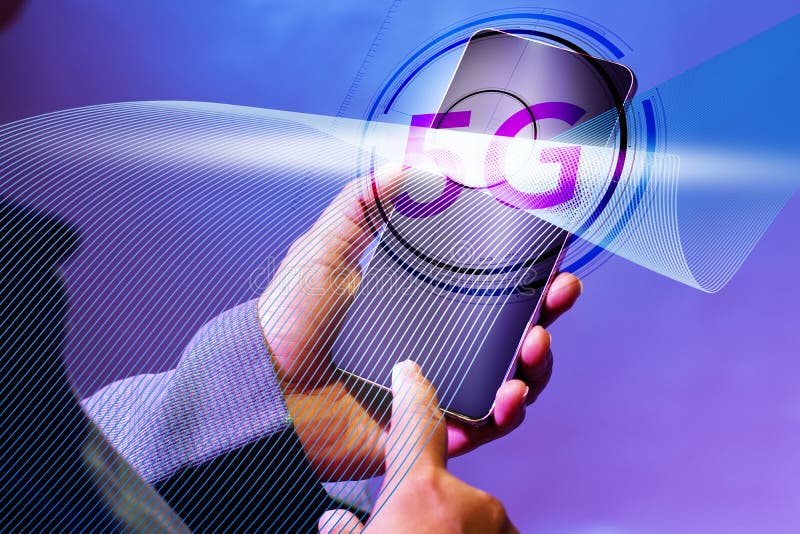 Smartphone di tocco con il dito del puntatore per browshing, isolato su flusso dell'icona 5G e dell'onda sul concetto dello scher Smartphone di tocco con il dito del puntatore per browshing, isolato su flusso dell'icona 5G e dell'onda sul concetto dello scher