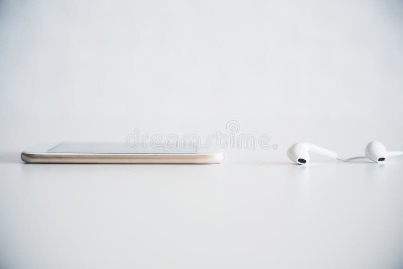 Smartphone e cuffie immagine stock Smartphone e cuffie immagine stock