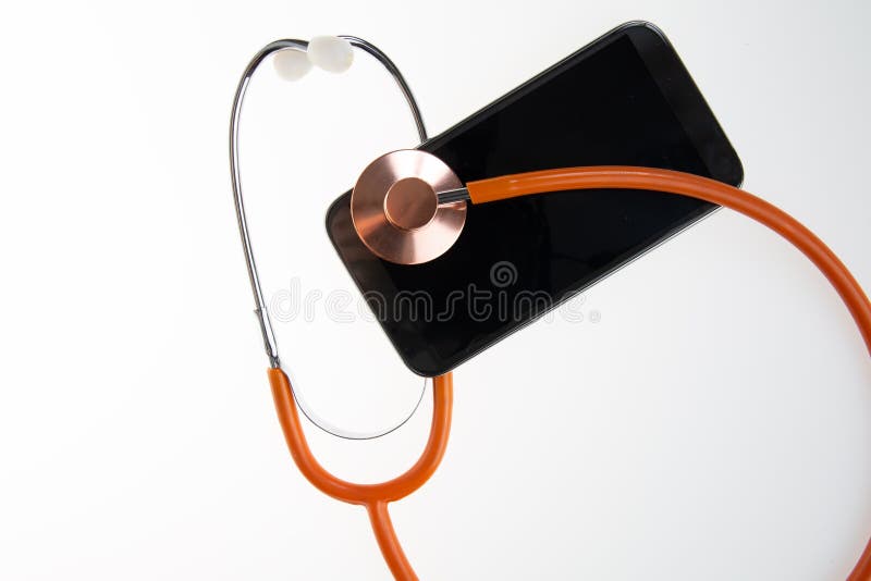 Smartphone e estetoscópio médicos do conceito para o problema de saúde diagnóstico através do telefone celular imagem de stock Smartphone e estetoscópio médicos do conceito para o problema de saúde diagnóstico através do telefone celular imagem de stock
