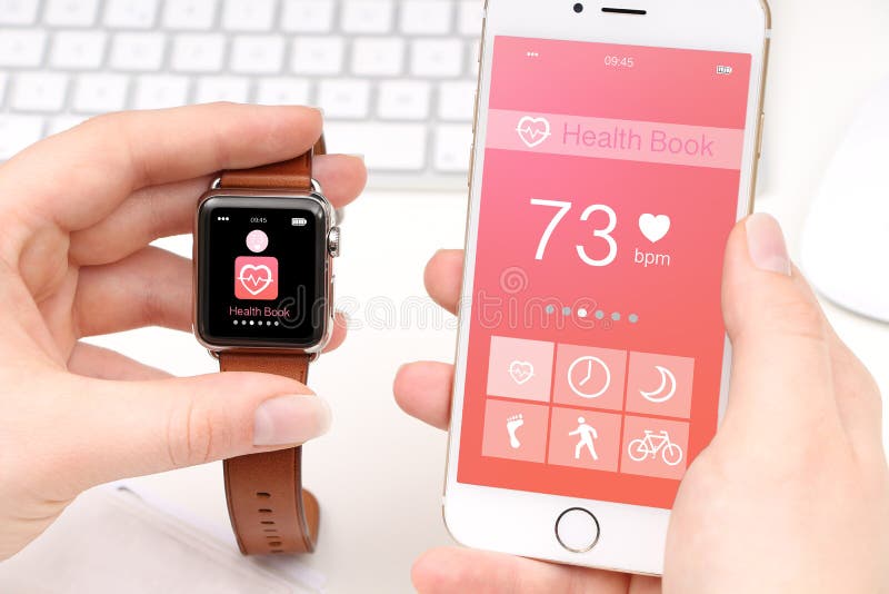 Smartphone e smartwatch que compartilham de dados da saúde imagem de stock Smartphone e smartwatch que compartilham de dados da saúde imagem de stock