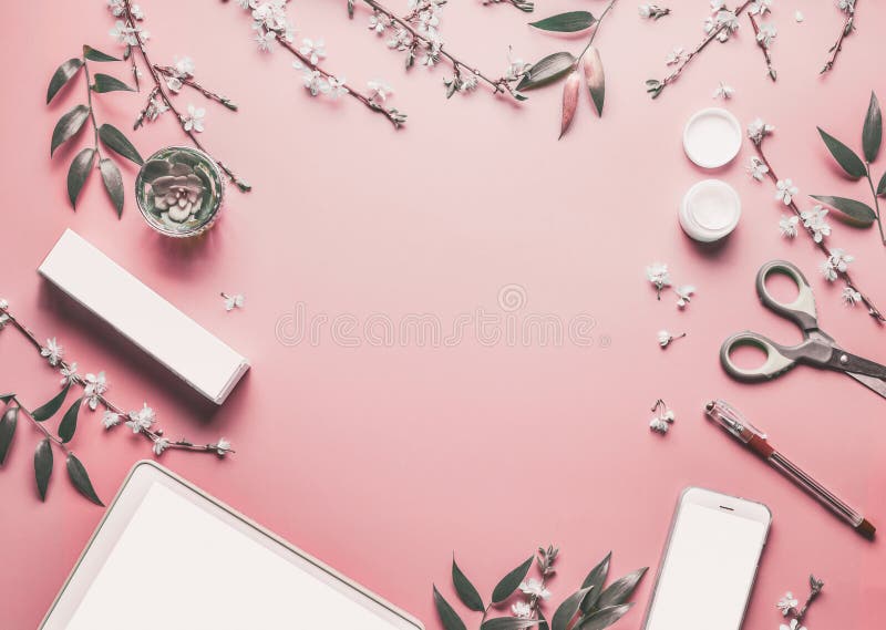 Smartphone en de spot van tabletpc omhoog op achtergrond van de pastelkleur de roze Desktop met moderne schoonheidsmiddelen, kant stock foto's Smartphone en de spot van tabletpc omhoog op achtergrond van de pastelkleur de roze Desktop met moderne schoonheidsmiddelen, kant stock foto's