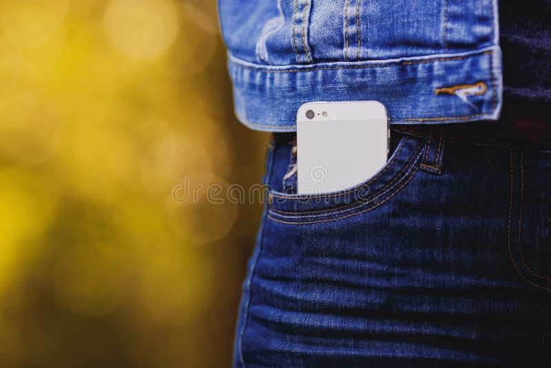 Smartphone in het dagelijkse leven Telefoon in jeanszak stock afbeeldingen Smartphone in het dagelijkse leven Telefoon in jeanszak stock afbeeldingen