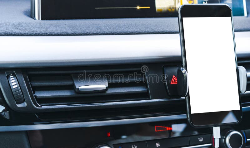 Smartphone i ett bilbruk för Navigate eller GPS Körning av en bil med Smartphone i hållare mobil telefonskärmwhite royaltyfri fotografi Smartphone i ett bilbruk för Navigate eller GPS Körning av en bil med Smartphone i hållare mobil telefonskärmwhite royaltyfri fotografi
