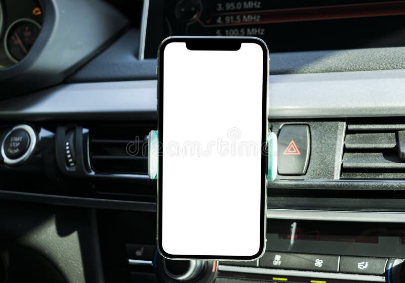 Smartphone i ett bilbruk för Navigate eller GPS Körning av en bil med Smartphone i hållare mobil telefonskärmwhite blA royaltyfria foton Smartphone i ett bilbruk för Navigate eller GPS Körning av en bil med Smartphone i hållare mobil telefonskärmwhite blA royaltyfria foton