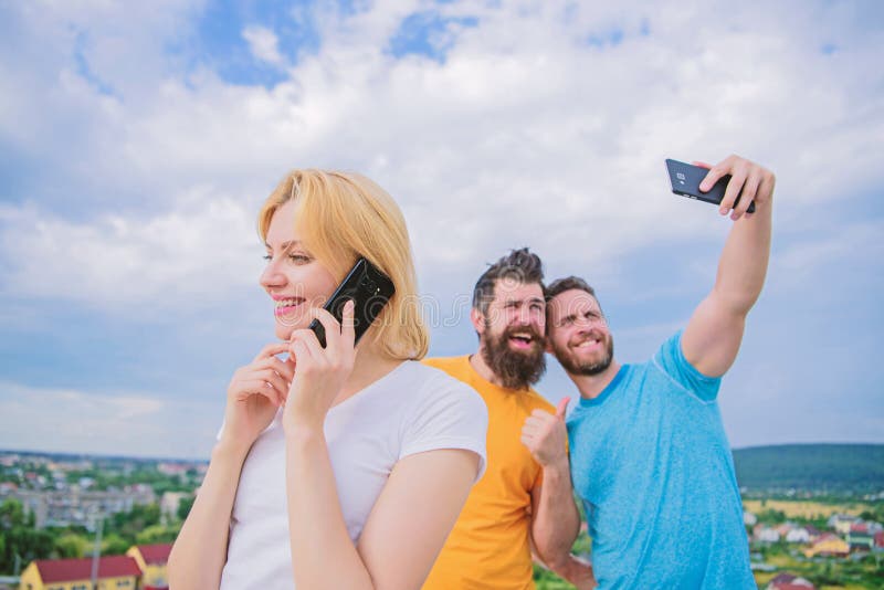 Smartphone insieme Amici divertendosi sul tetto, selfie della presa tum immagine stock Smartphone insieme Amici divertendosi sul tetto, selfie della presa tum immagine stock