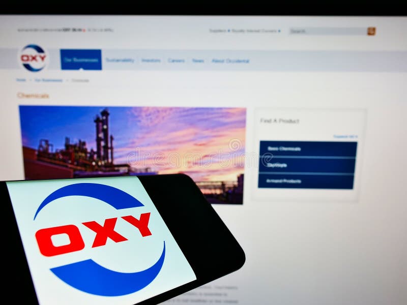 Smartphone med logotyp för oss företag Ocidental Petroleum Crc oxy på skärmen framför företagets webbplats.