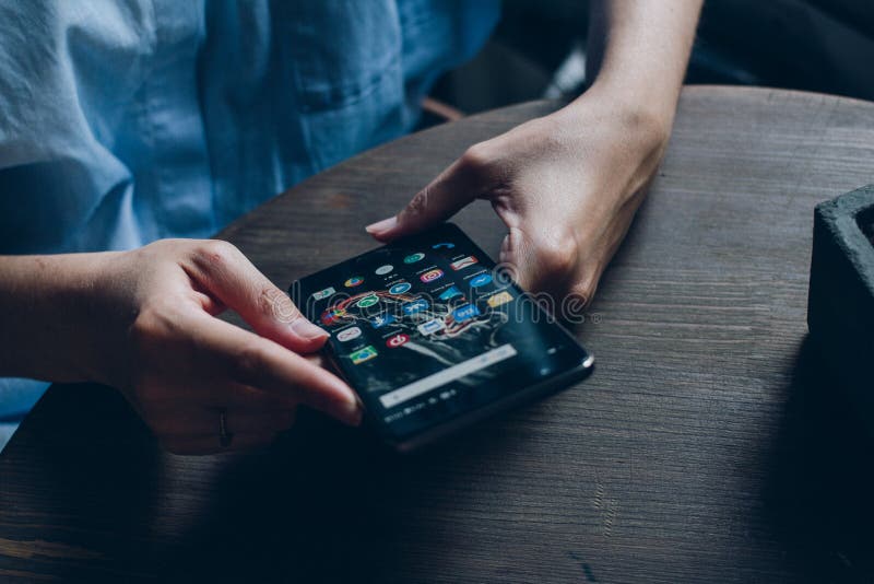 Smartphone med symboler av socialt massmedia på skärmen arkivbild Smartphone med symboler av socialt massmedia på skärmen arkivbild