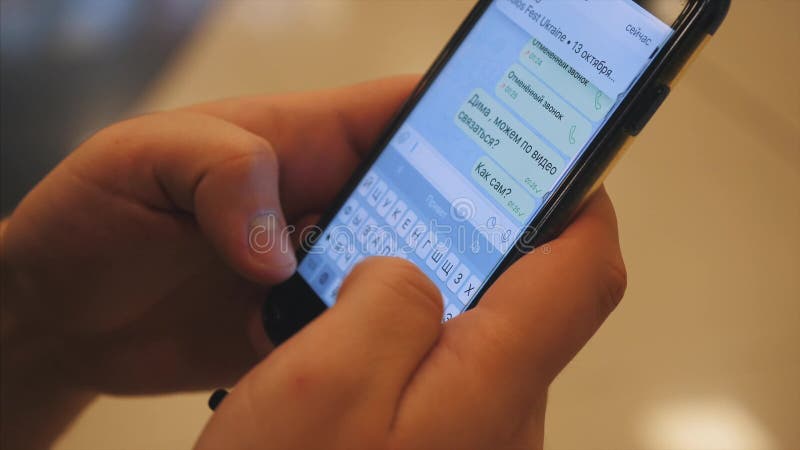 Smartphone nelle mani di un uomo d'affari L'adolescente passa gli sms di scrittura, mandanti un sms sullo smartphone Uomo che per
