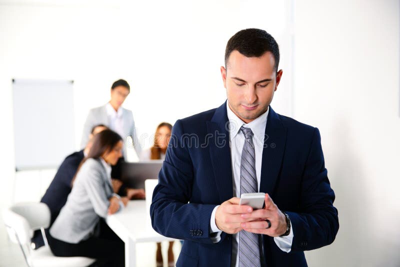 Smartphone przed biznesowym spotkaniem