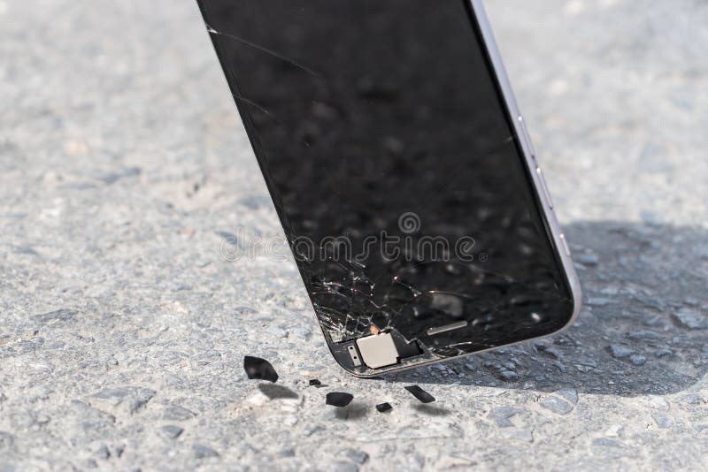 Smartphone-Tropfen zum Boden und zum Schirm ist defekt lizenzfreies stockbild Smartphone-Tropfen zum Boden und zum Schirm ist defekt lizenzfreies stockbild