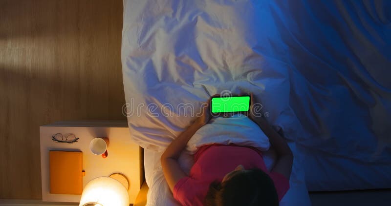 Smartphone usato da una donna asiatica fotografia stock libera da diritti