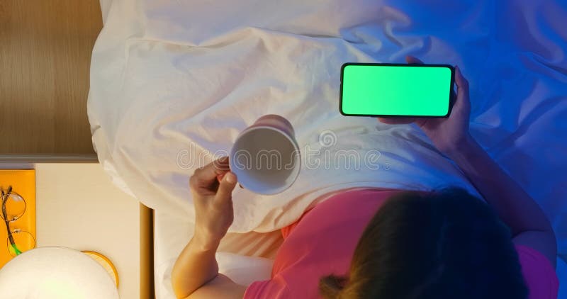 Smartphone usato da una donna asiatica fotografia stock libera da diritti