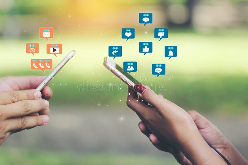 Smartphone van de handholding met hologram of pictogram van reeks sociale media op groene achtergrond, Communicatietechnologie en royalty-vrije stock afbeelding Smartphone van de handholding met hologram of pictogram van reeks sociale media op groene achtergrond, Communicatietechnologie en royalty-vrije stock afbeelding