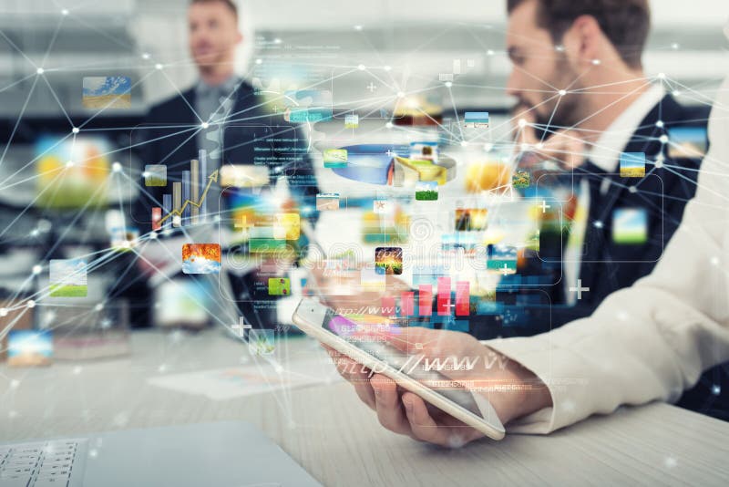 Smartphone van een onderneemster die multimedia met Internet-verbinding deelt stock foto Smartphone van een onderneemster die multimedia met Internet-verbinding deelt stock foto