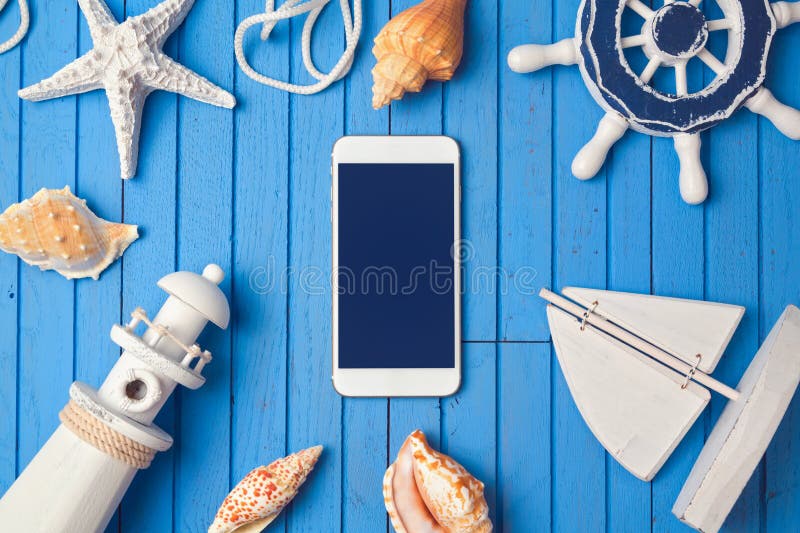 Smartphone zomba acima do molde para a apresentação do app das férias de verão Vista de acima Configuração lisa fotografia de stock royalty free Smartphone zomba acima do molde para a apresentação do app das férias de verão Vista de acima Configuração lisa fotografia de stock royalty free
