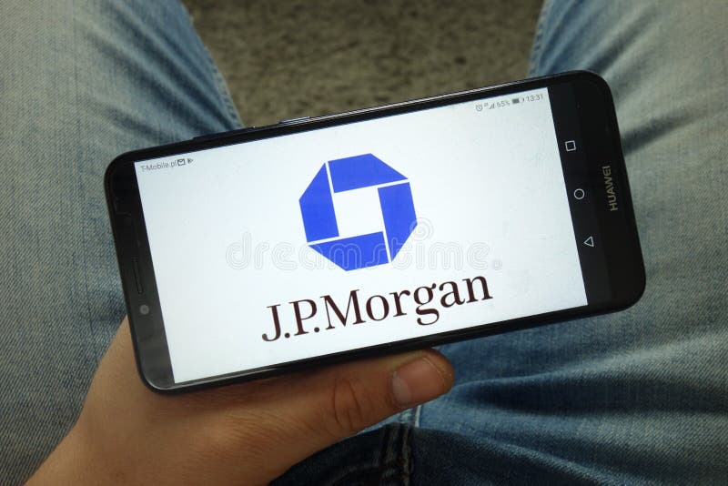 Smartphone εκμετάλλευσης ατόμων με τη JP Morgan Chase & το κοβάλτιο r στοκ φωτογραφία με δικαίωμα ελεύθερης χρήσης Smartphone εκμετάλλευσης ατόμων με τη JP Morgan Chase & το κοβάλτιο r στοκ φωτογραφία με δικαίωμα ελεύθερης χρήσης