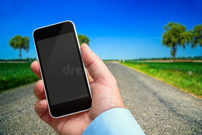 Smartphone υπό εξέταση με μια κενή περιοχή για να παρεμβάλει μια εικόνα συνήθειας Όμορφο τοπίο στο υπόβαθρο στοκ εικόνες με δικαίωμα ελεύθερης χρήσης