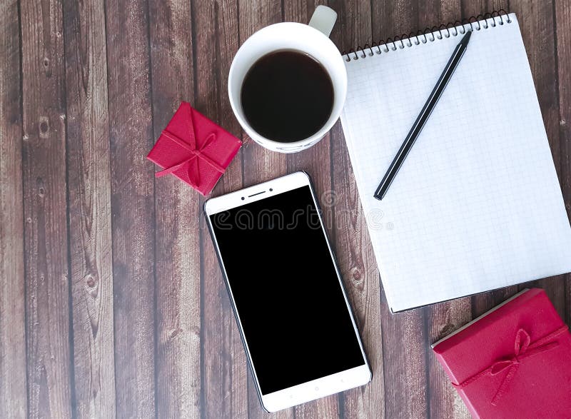 Smartphone, таблица, кофе тетради, подарочная коробка стоковое фото