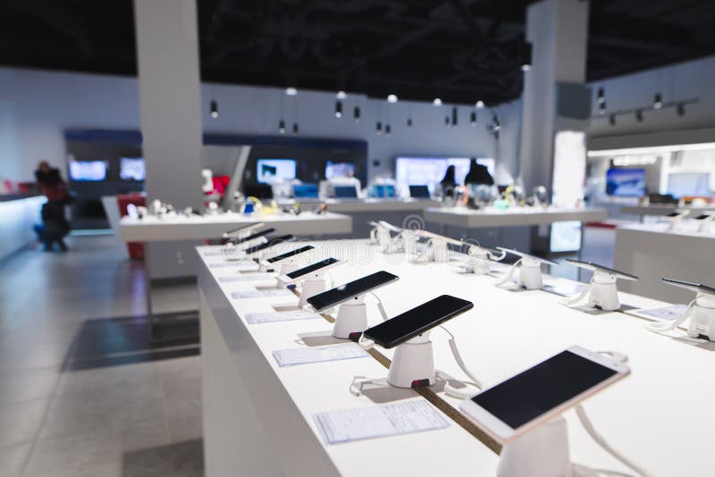 Smartphones sind auf dem Tisch im Technologiespeicher Kaufen eines Handys am Elektronikladen