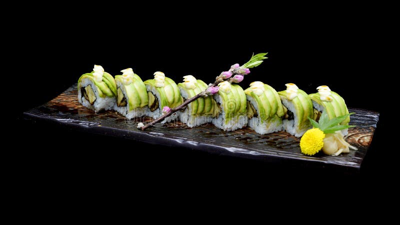 Smaskig grön avokadosushirulle Japansk traditionskokkonstmat