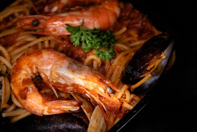 Smaskig spagetti med skaldjur arkivfoto
