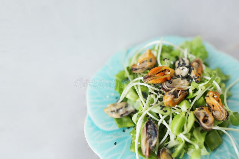 Smaskig thai sallad med musslor, ljus bakgrund med copyspace royaltyfri fotografi