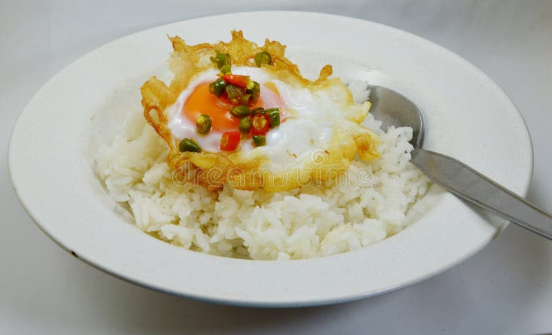 Smażący jajka na ryż nakrywających z kotlecika chili rybim kumberlandem obrazy royalty free Smażący jajka na ryż nakrywających z kotlecika chili rybim kumberlandem obrazy royalty free