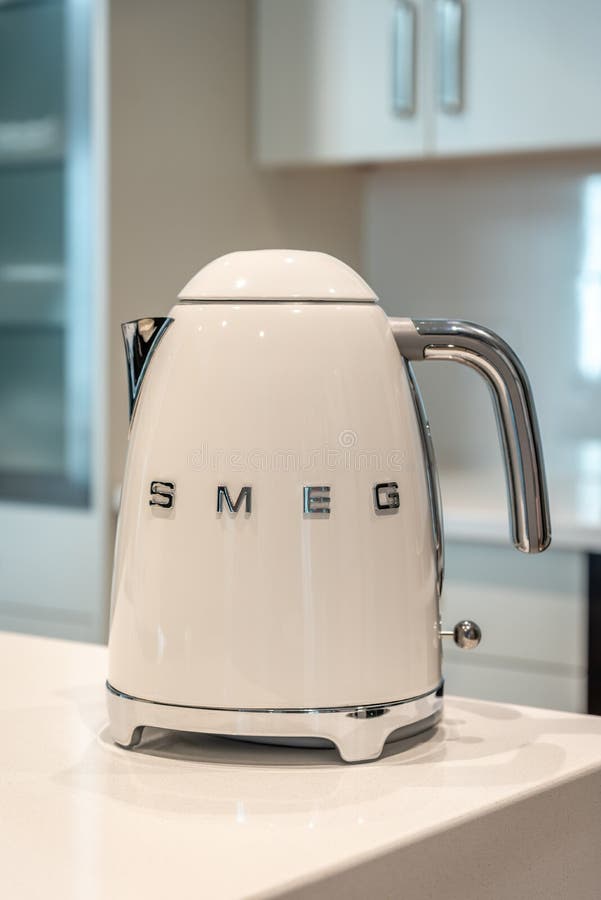 https://thumbs.dreamstime.com/b/smeg-kettle-modern-kitchen-white-background-198267552.jpg