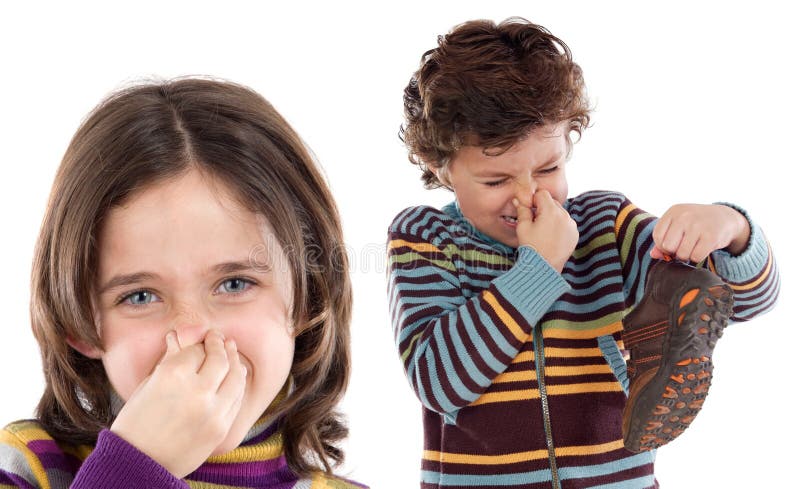 Che cattivo odore! Due bambini, che copre il naso isolato su bianco.