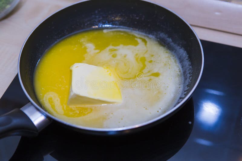 Boter smelten om een cake te maken royalty-vrije stock foto's