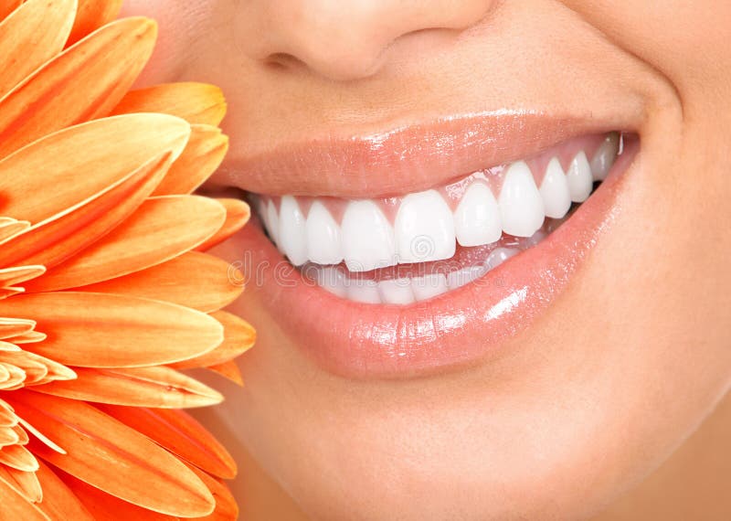 Mujer hermosa sonrisa, dientes a fresco flor.