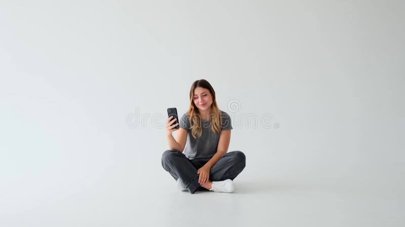 Smiley Woman engagiert sich für Online-Videoanrufe mit Smartphone im weißen Hintergrund stock footage