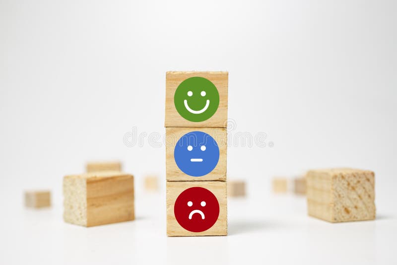 smileygesicht auf Würfel des hölzernen Blockes - Dienstleistungen, die Kundenerfahrung, Zufriedenheitsumfragekonzept veranschlage lizenzfreies stockbild smileygesicht auf Würfel des hölzernen Blockes - Dienstleistungen, die Kundenerfahrung, Zufriedenheitsumfragekonzept veranschlage lizenzfreies stockbild
