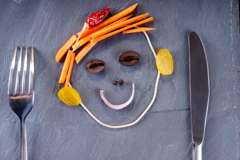Smileygesicht gemacht vom Gemüse, vom Messer und von der Gabel lizenzfreie stockfotos Smileygesicht gemacht vom Gemüse, vom Messer und von der Gabel lizenzfreie stockfotos