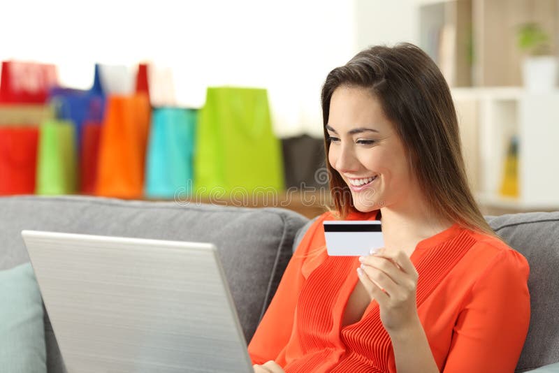 Smileyvrouw betalen online met creditcard stock foto's Smileyvrouw betalen online met creditcard stock foto's