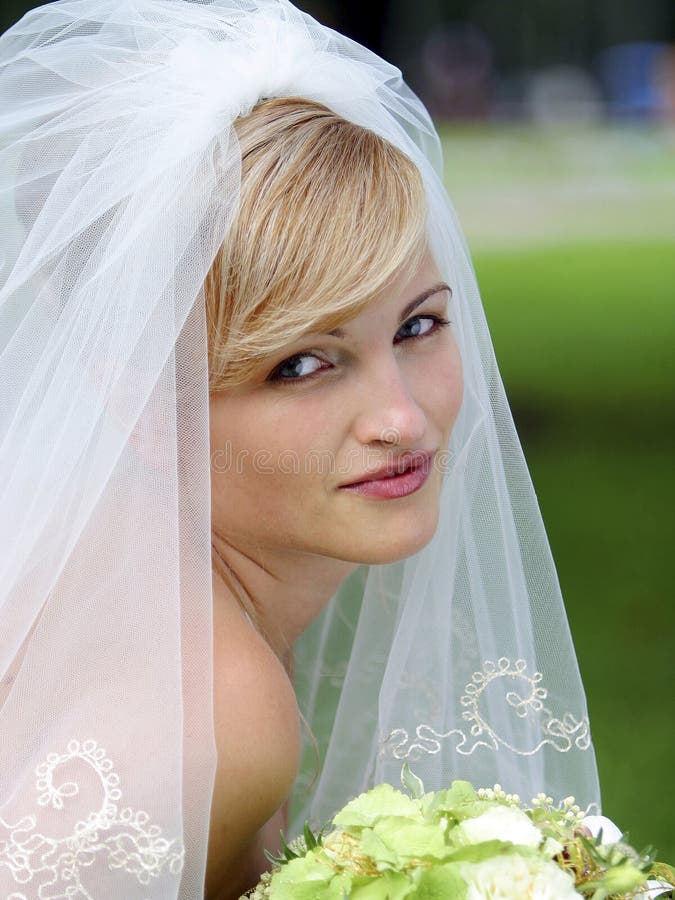 Retrato novia en tradicional blanco boda ropa posesión.