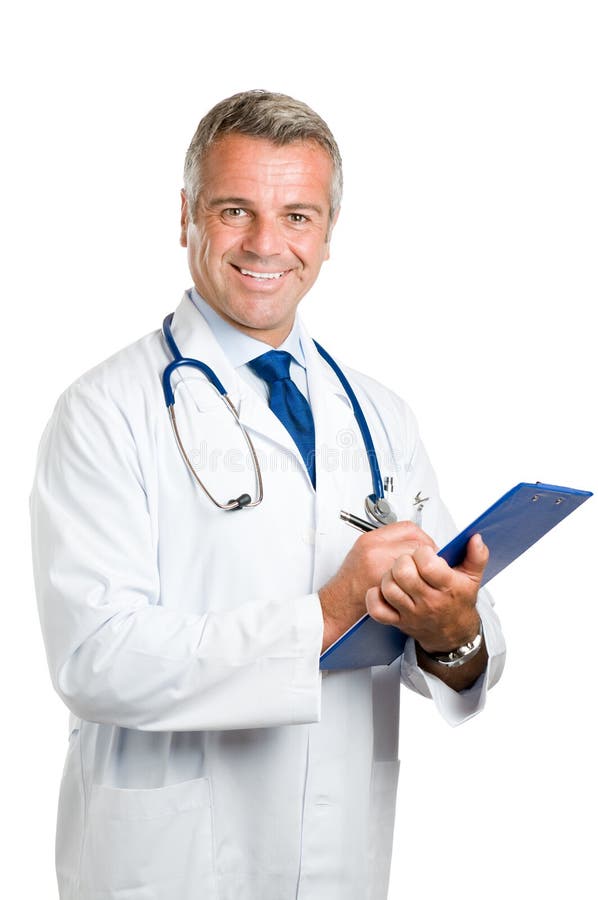 Šťastný usmívající se zralý lékaře, psaní poznámek a recepty na schránky izolovaných na bílém pozadí.