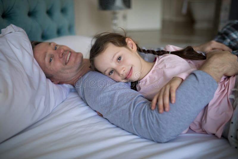 Dad daughter teen. Фотосессия на кровати папа. Папа в спальне. Девочка с папой в кровати. Сон про папу.