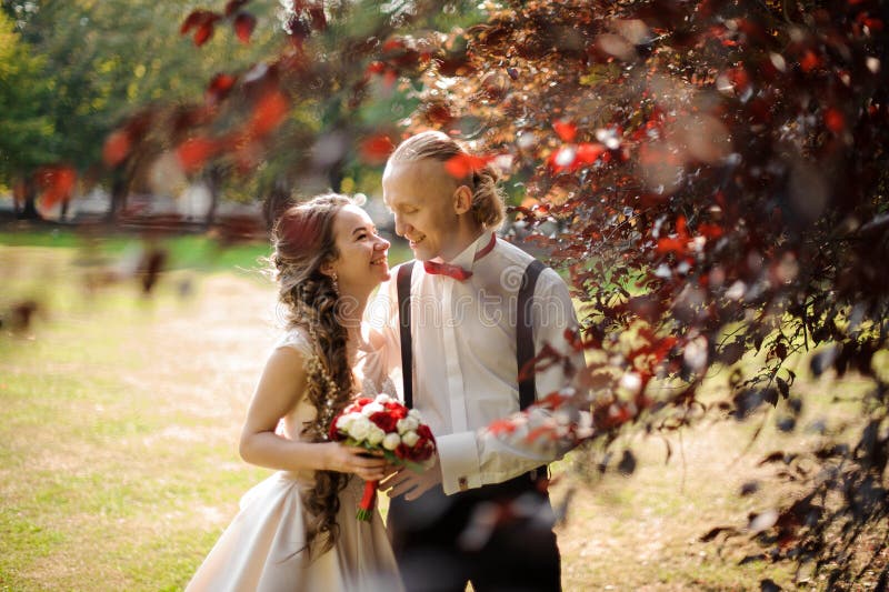 Smiling married couple walking in a green park royalty free stock photography Smiling married couple walking in a green park royalty free stock photography