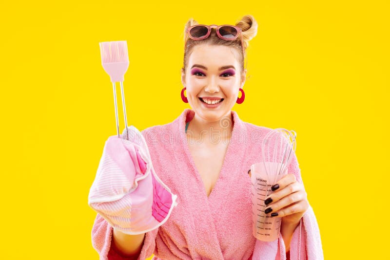 Smiling housewife with pink eye shades holding potholder royalty free stock image Smiling housewife with pink eye shades holding potholder royalty free stock image