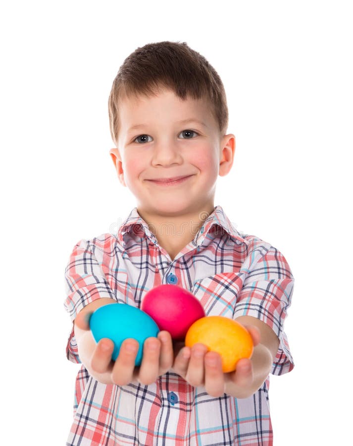 Большое яичко мальчик. Мальчик красит яйцо. Мальчик красит пасхальные яйца.