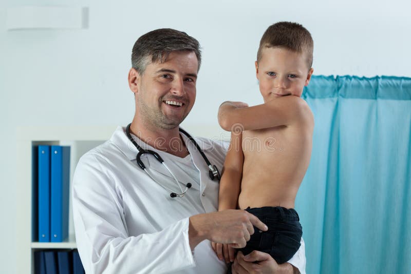 Smiling pediatrician and little patient royalty free stock photos